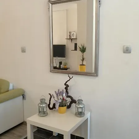Apartman Jele With Garden Apartment