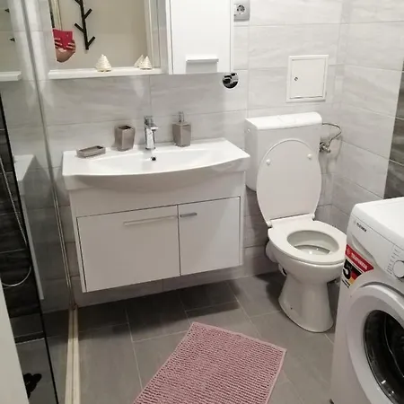 شقة Apartman Jele With Garden