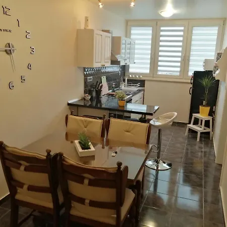 شقة Apartman Jele With Garden *