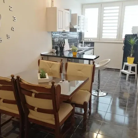 Apartman Jele With Garden شقة
